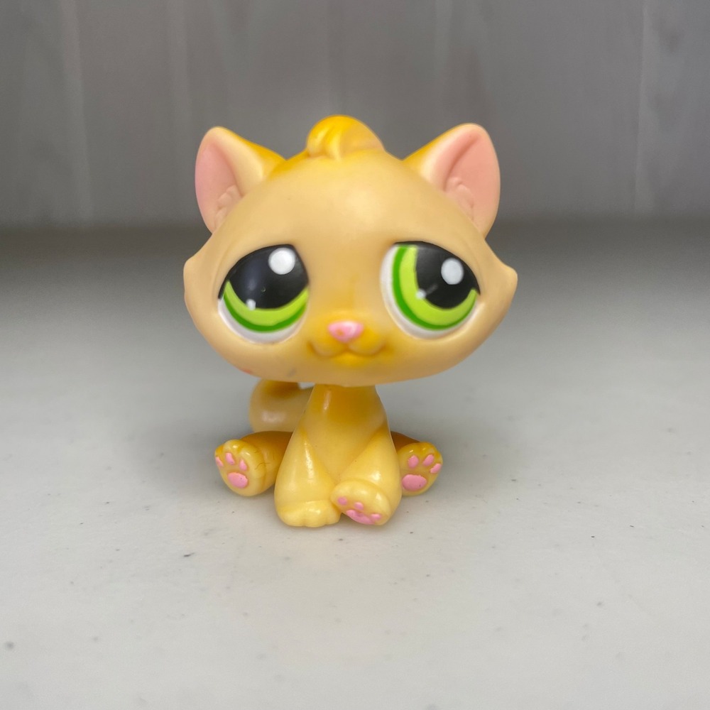 Littlest Pet Shop LPS Cat Kitty Yellow Beige Tabby Green Eyes Sitting 94